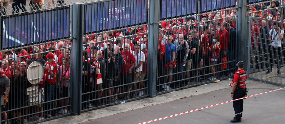 Aficionados del Liverpool aglomerados a la entrada del estadio de Saint Denis