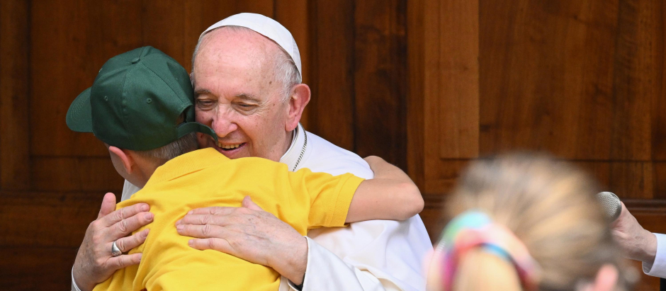 El Papa Francisco abraza a un niño refugiado de Ucrania mientras preside el encuentro 'El Patio de los Niños' con niños provenientes de toda Italia en el patio de San Dámaso en el Vaticano
