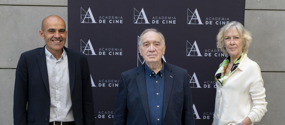 El productor, Rafael Portela; el director, Fernando Méndez-Leite, y la actriz, Susi Sánchez, nueva directiva de la Academia