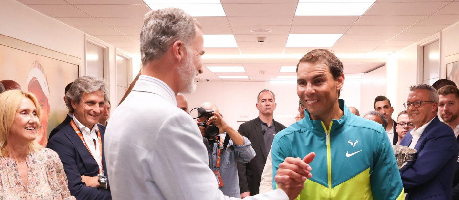 El Rey Felipe saluda a Rafa Nadal tras la victoria en Roland Garros.