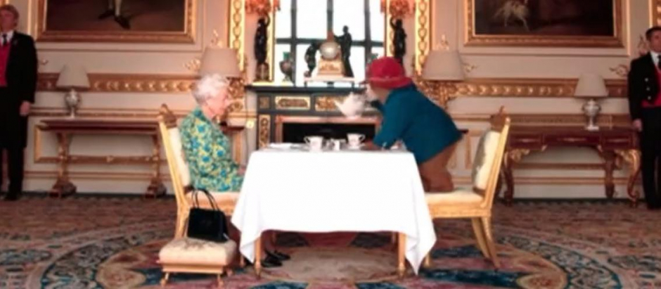 Un momento del vídeo en el que Isabel II disfruta de la hora del té con el entrañable osito Paddington