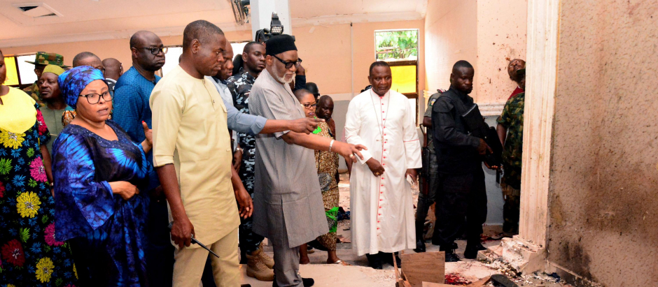 El gobernador del estado de Ondo, Rotimi Akeredolu en la iglesia católica St. Francis en la ciudad de Owo (Nigeria)