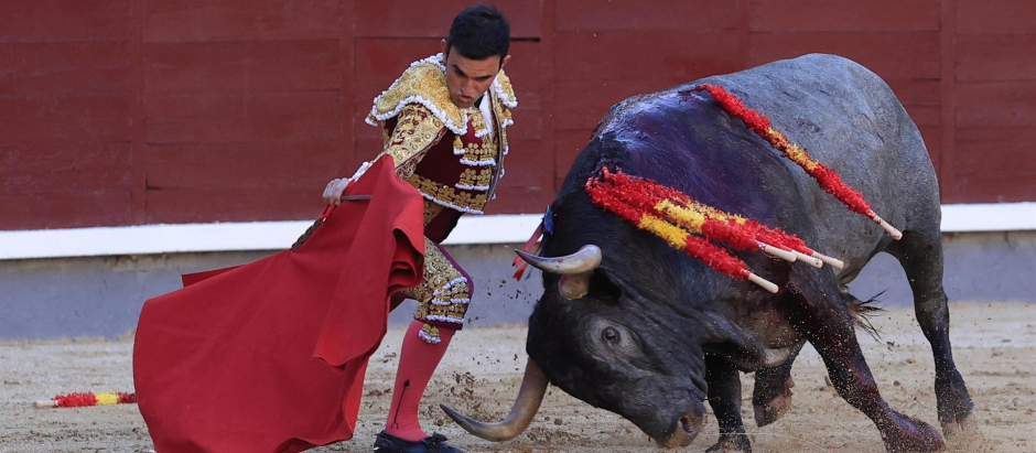 Sergio Serrano toreando por abajo a su primer toro