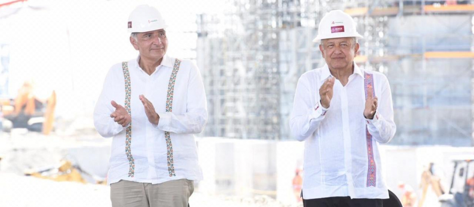 El ministro de Gobernación Adán Augusto López (Iz) y Andrés Manuel López Obrador presidente de México