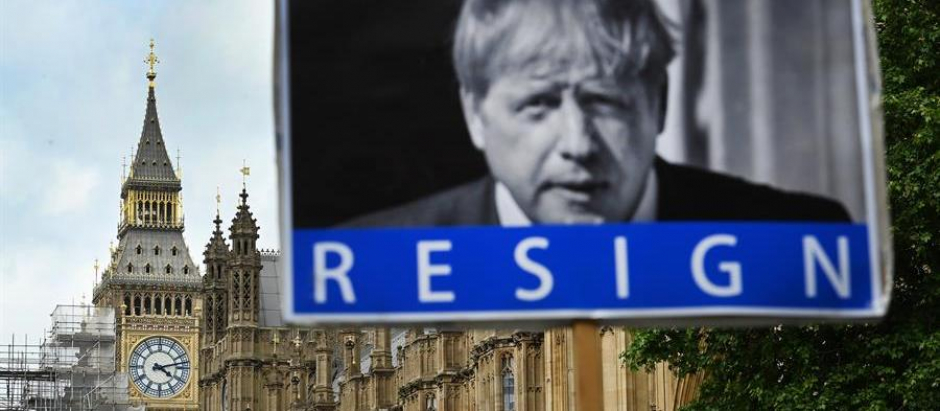 Imagen de Boris Johnson en un cartel que pide su renuncia