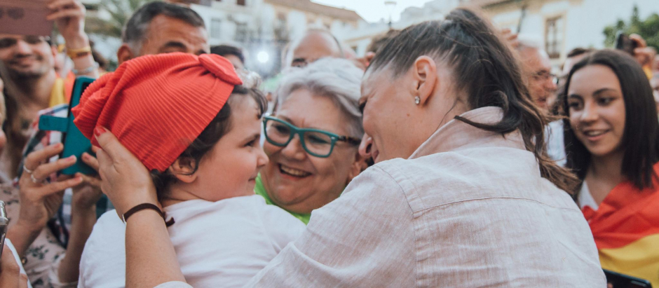 Macarena Olona, besando a la niña de uno de los simpatizantes que acudieron el pasado 4 de junio a un acto de precampaña en Córdoba