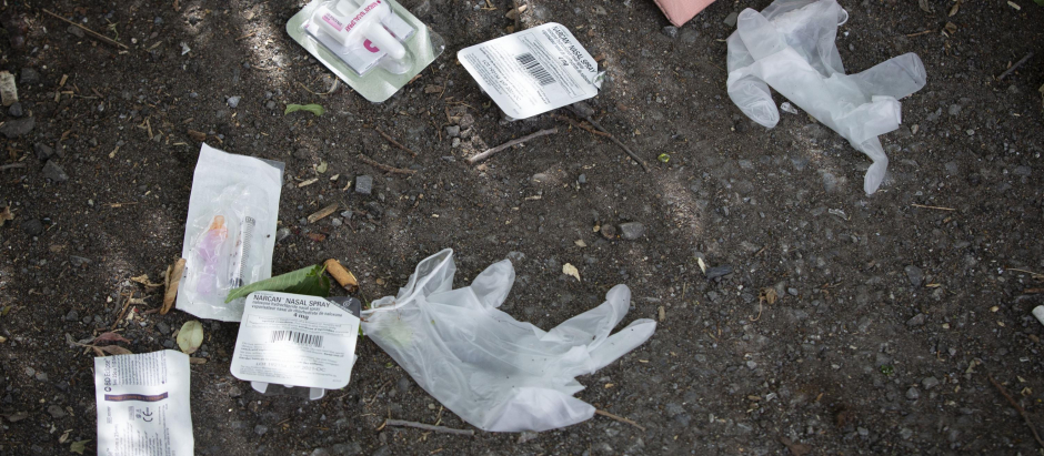 Una jeringa de drogas y un medicamento usado en caso de sobredosis se pueden ver cerca de un lugar popular de drogas en Ottawa, Ontario