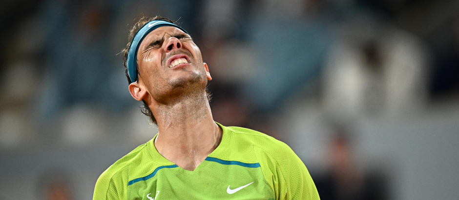 Nadal se lamenta en un momento del partido ante Djokovic en Roland Garros