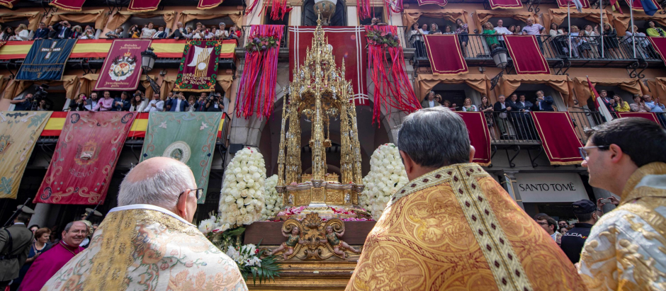 Cientos de personas asisten a la tradicional procesión del Corpus Christi, fiesta declarada de Interés Turístico Internacional, hoy en Toledo.