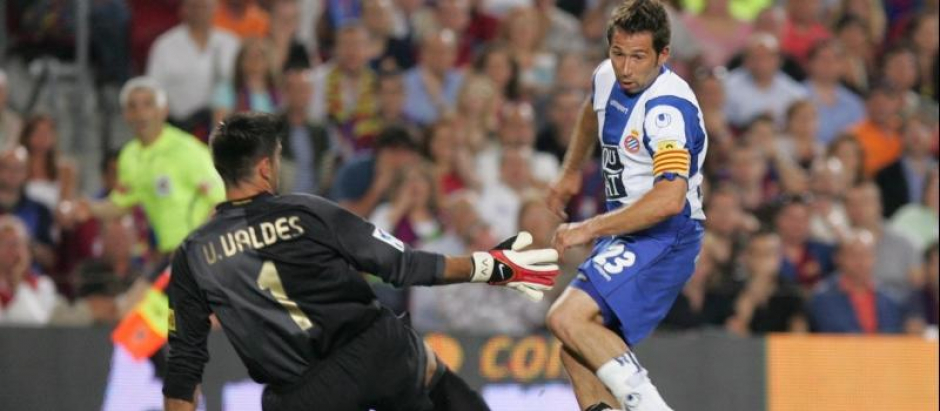Raúl Tamudo, ante Víctor Valdés, en el gol que dio la Liga al Real Madrid en 2007