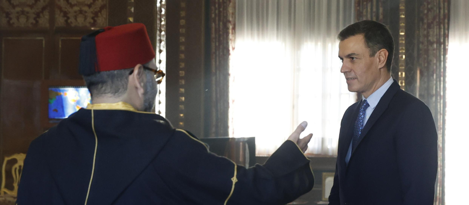 Pedro Sánchez y Mohamed VI en la visita del presidente a Marruecos en abril