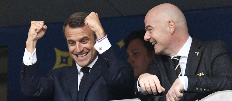 Emmanuel Macron junto a Gianni Infantino, presidente de la FIFA