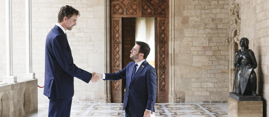 El exjugador de baloncesto Pau Gasol con el presidente catalán, Pere Aragonés