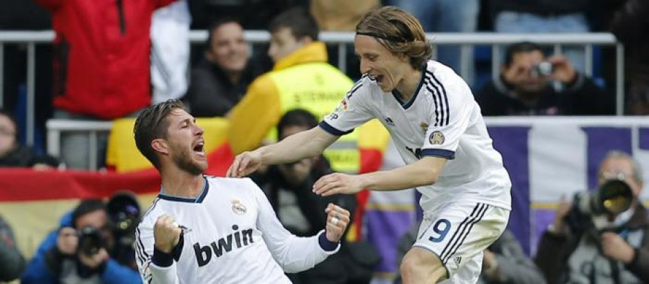 Sergio Ramos y Luka Modric se abrazan en un partido del Real Madrid
