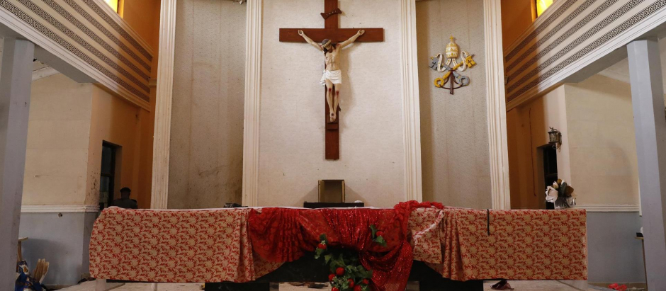 Una cruz en el altar manchada de sangre dentro de la iglesia católica de San Francisco un día después de la matanza de Pentecostés