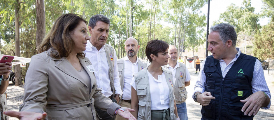 La ministra de Política Territorial y portavoz del Gobierno, Isabel Rodríguez, junto al consejero de la Presidencia de la Junta de Andalucía, Elias Bendodo