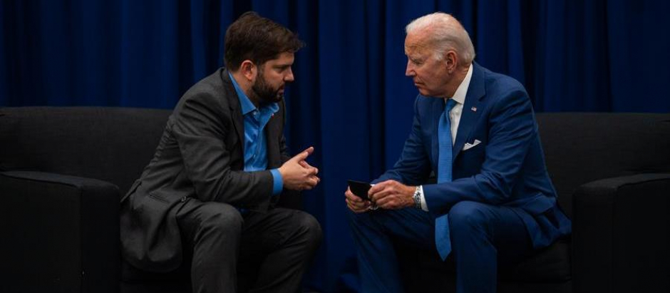 El presidente de Chile, Gabriel Boric, con Joe Biden en la Cumbre de las Américas de Los Ángeles