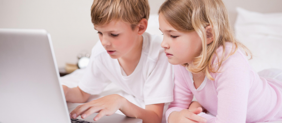 Dos niños usando un ordenador