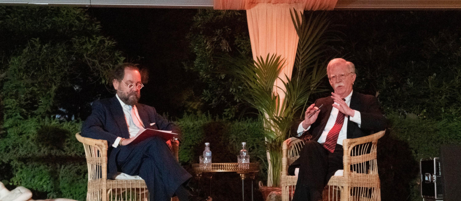 John Bolton y Ramón Pérez-Maura, durante la entrevista en los jardines del Palacio de Liria