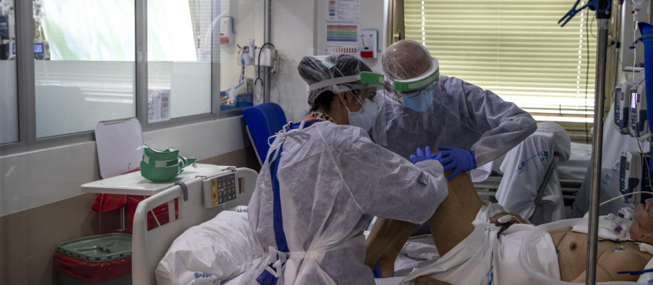 Fisioterapeutas del Hospital Gregorio Marañón de Madrid atienden a pacientes con covid