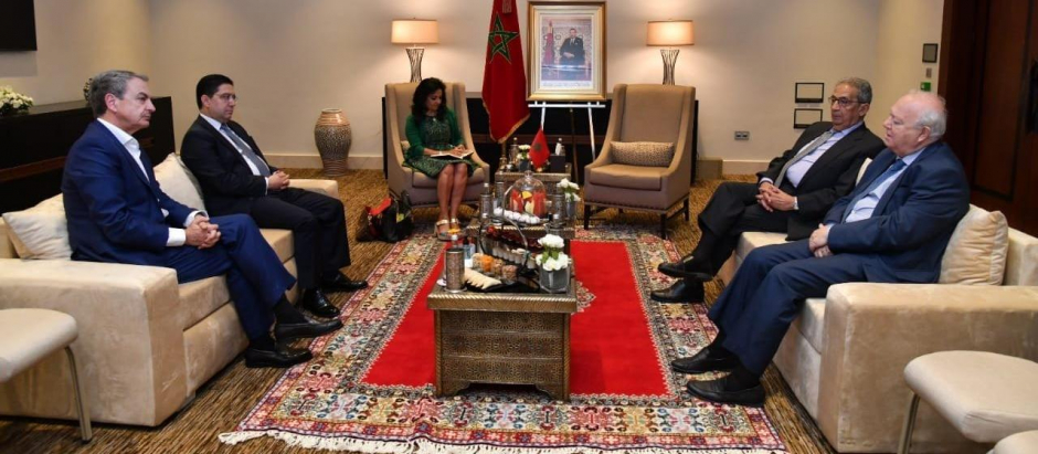 El ministro de Exteriores de Marruecos, Nasser Bourita, junto a Miguel Ángel Moratinos y José Luis Rodríguez Zapatero