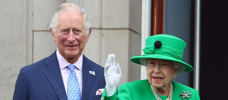 Príncipe Carlos y Reina Isabel II