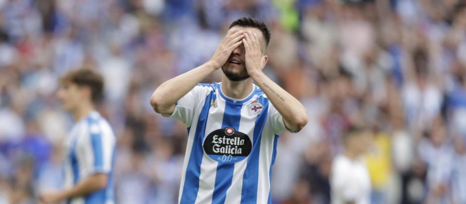 Lapeña, jugador del Deportivo de la Coruña, se lamenta tras perder contra el Albacete