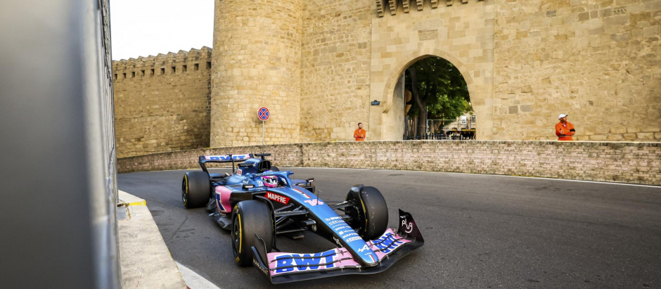 Fernando Alonso, pasando por el castillo de Bakú.