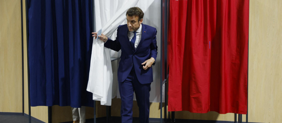 El presidente de Francia, Emmanuel Macron, tras votar en las presidenciales francesas, el 24 de abril