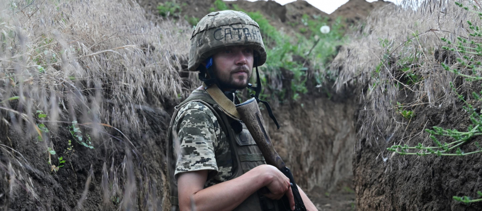Un militar ucraniano Petro, de 32 años, camina en una trinchera en una posición ocupada por el ejército ucraniano entre las ciudades sureñas de Mykolaiv y Kherson