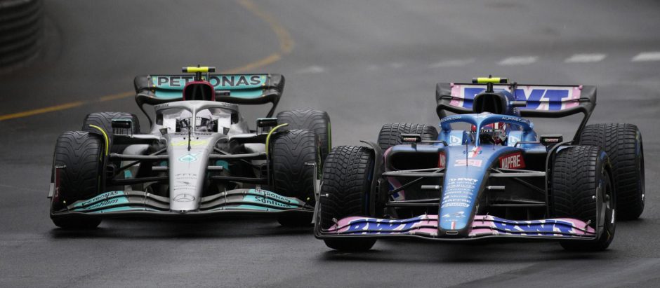 Hamilton, con su Mercedes, junto al Alpine de Esteban Ocon