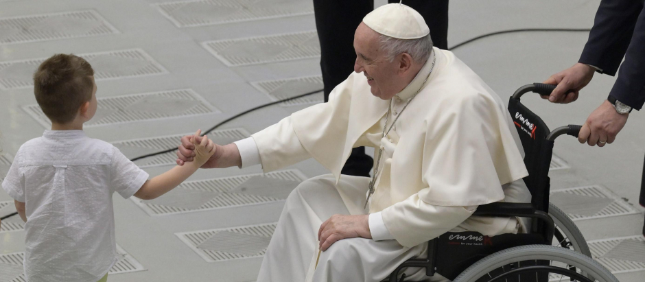 El Papa Francisco saluda a un niño durante la audiencia a los Granaderos de Cerdeña del Ejército Italiano, el 11 de junio de 2022