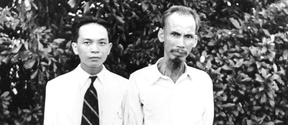 Hồ Chí Minh (en el lado derecho de la imagen) fue pintado por su compañero Võ Nguyen Giáp en 1945