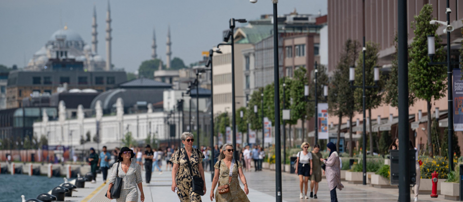 Turistas pasean en Galataport en Estambul