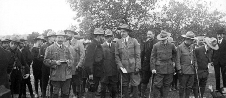 José Antonio Primo de Rivera el primer chaval por la izquierda con gorro de scout