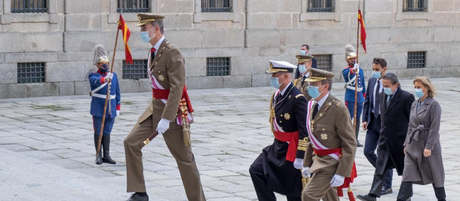 Los lanceros del Escuadrón de Escolta Real saludan al Rey en el patio de los Reyes de San Lorenzo de El Escorial