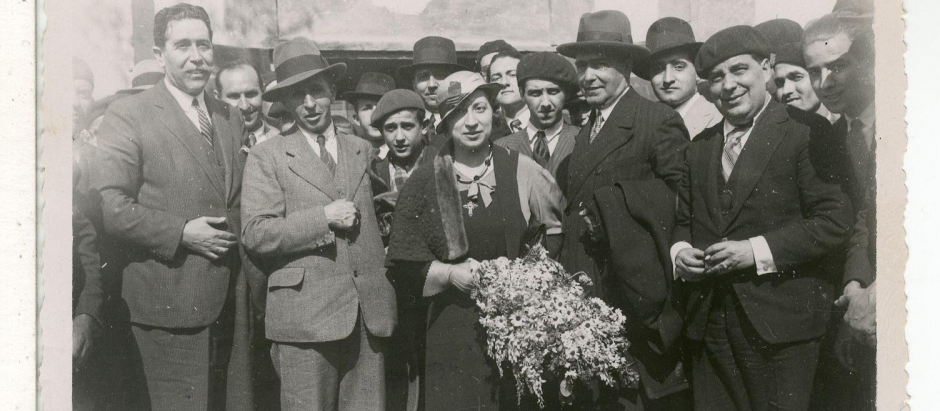 5 de julio de 1933, Rosa Urraca rodeada de margaritas en Guernica donde celebró un mitin