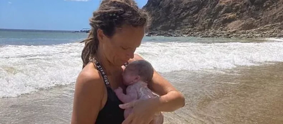Josy Peukert y su bebé en una playa de Nicaragua