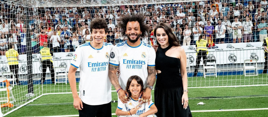 Marcelo con su mujer, Clarice Alves, y sus dos hijos, durante la última victoria del Real Madrid