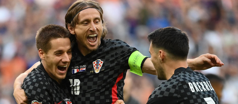 Modric se abraza con dos de sus compañeros tras marcar el gol a Francia