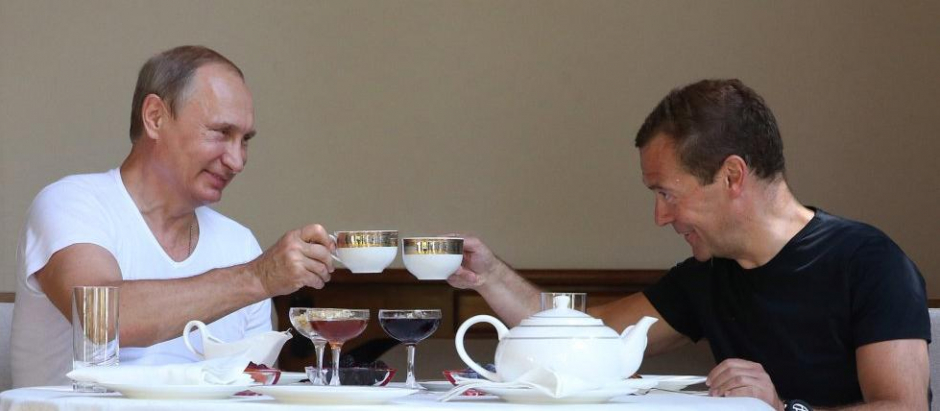 Vladimir Putin y Dmitry Medvedev cuando podían tomar el te en confianza AFP Yekaterina Shtukina