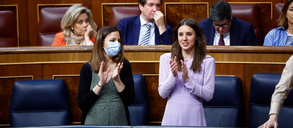 Irene Montero and Ione Belarrra during the plenary session in the congress of deputies, in Madrid May 26, 2022