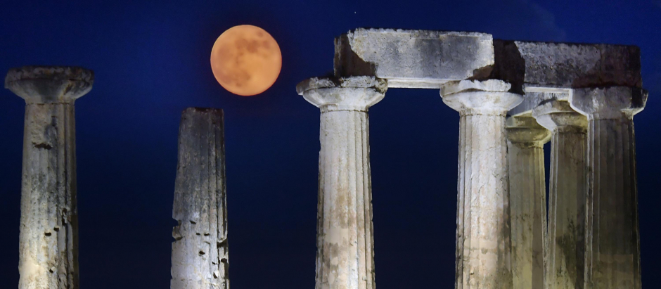 Superluna de fresa vista desde el templo de apolo en Corinto, Grecia