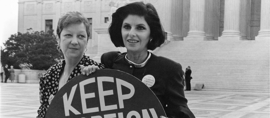 Jane Roe y su abogada Gloria Alfred, frente a la Corte Suprema en 1989