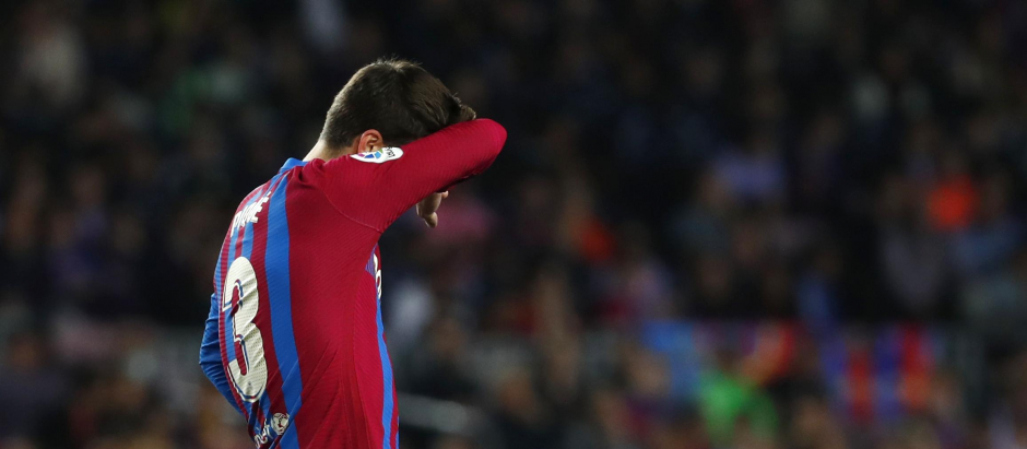Barcelona's Gerard Pique reacts during a Spanish La Liga soccer match between FC Barcelona and Mallorca at the Camp Nou stadium in Barcelona, Spain, Sunday, May 1, 2022. (AP Photo/Joan Monfort) *** Local Caption *** .