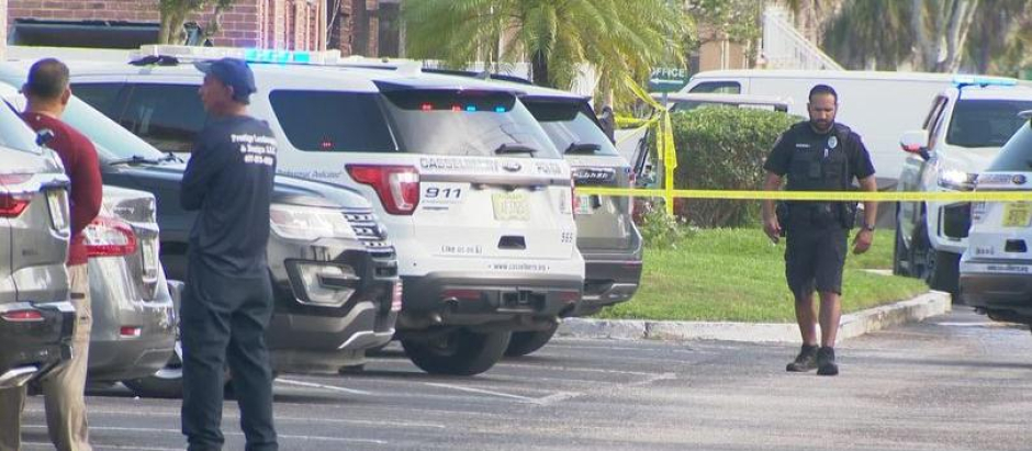 Los policías acordonan el lugar el tiroteo en Casselberry, Orlando