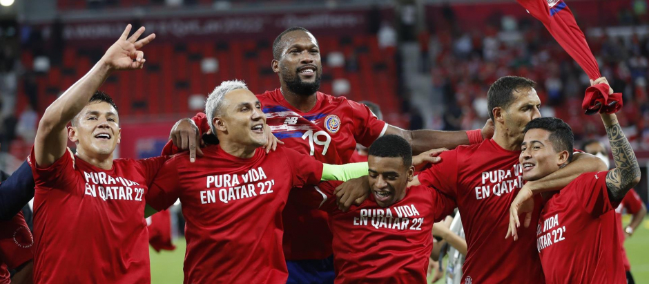 Los jugadores de Costa Rica celebran el triunfo tras el encuentro clasificatorio para el Mundial de fútbol de Catar 2022