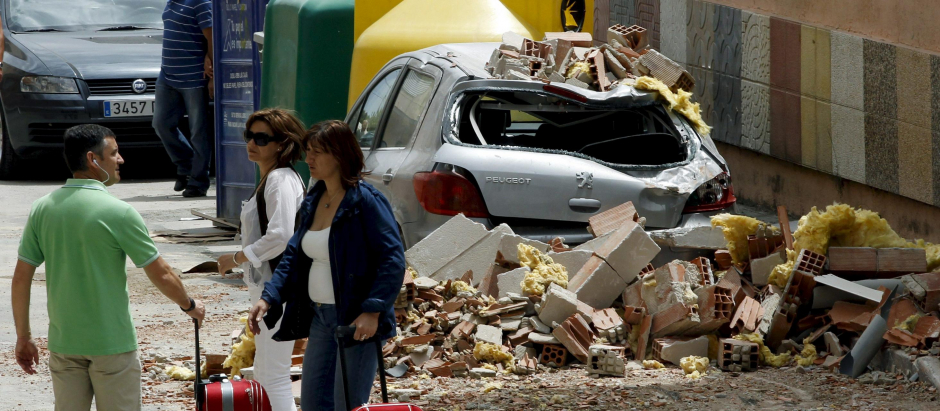 Vecinos de Lorca abandonan sus casas tras el terremoto de 2011