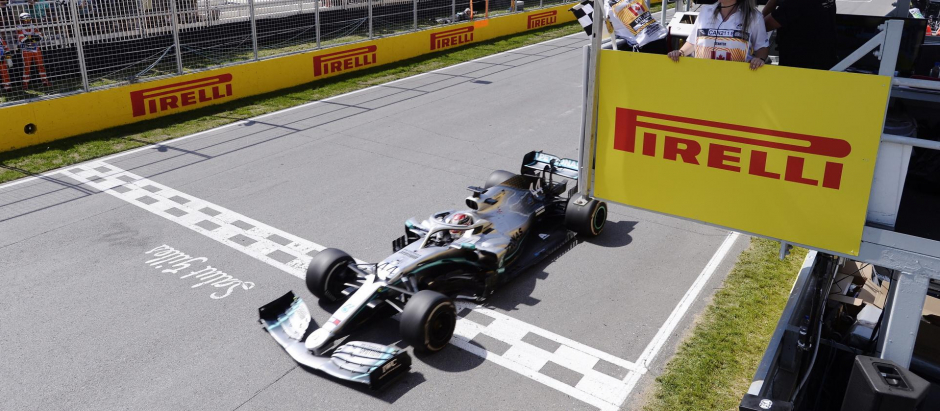 Hamilton, cruzando la línea de meta, en el GP de Canadá 2019