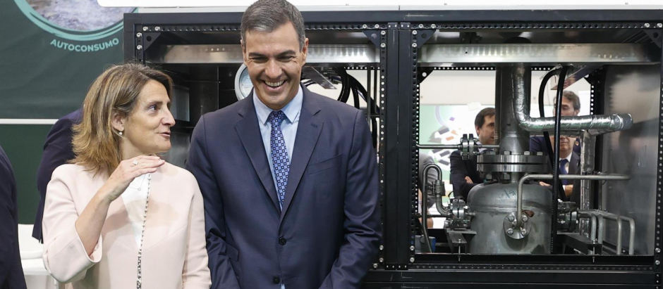 La ministra de Transición Ecológica, Teresa Ribera junto al presidente del Gobierno, Pedro Sánchez